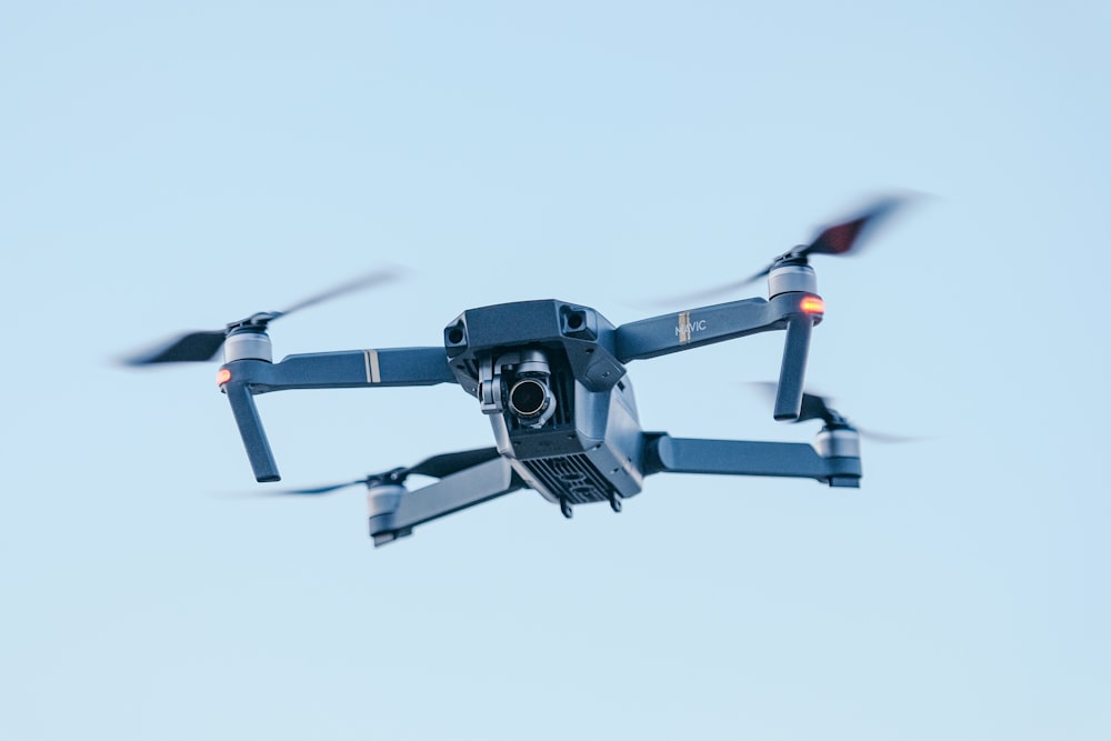 Schwarz-graue Drohne in der Luft