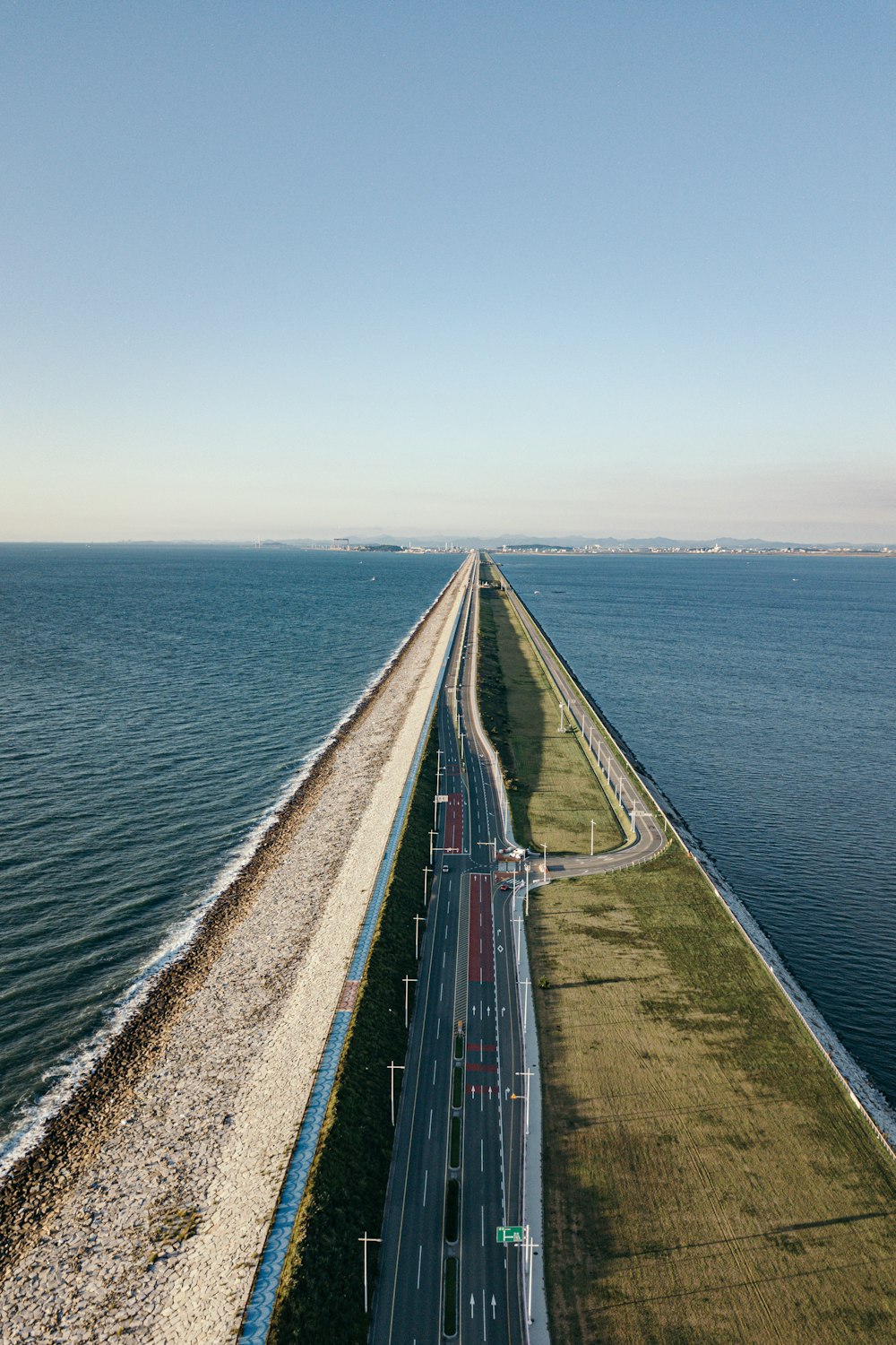 海に面した高速道路の空撮