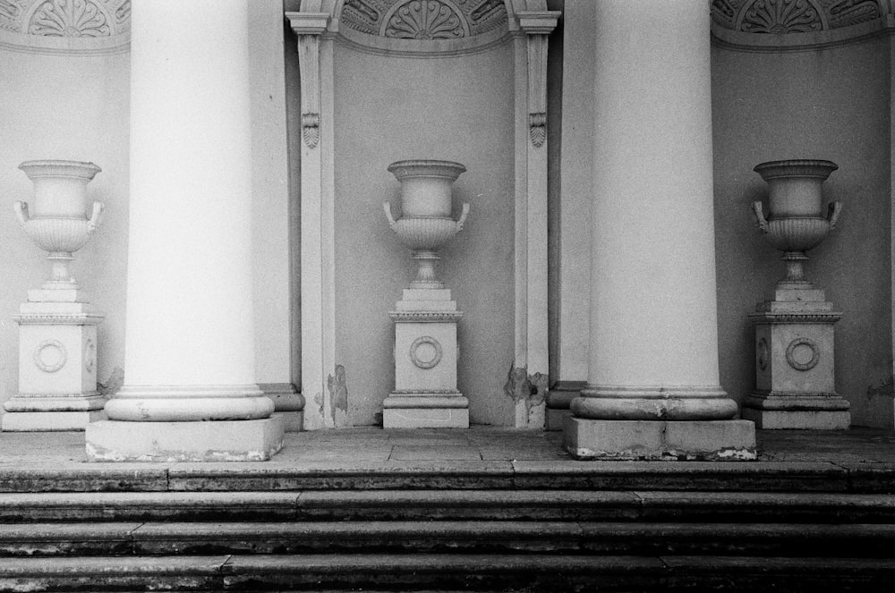 Una foto in bianco e nero di pilastri e gradini