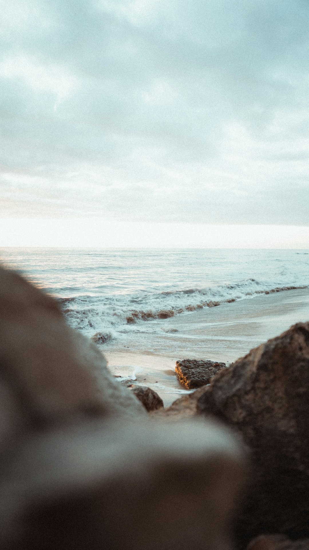 ocean waves crashing on shore during daytime