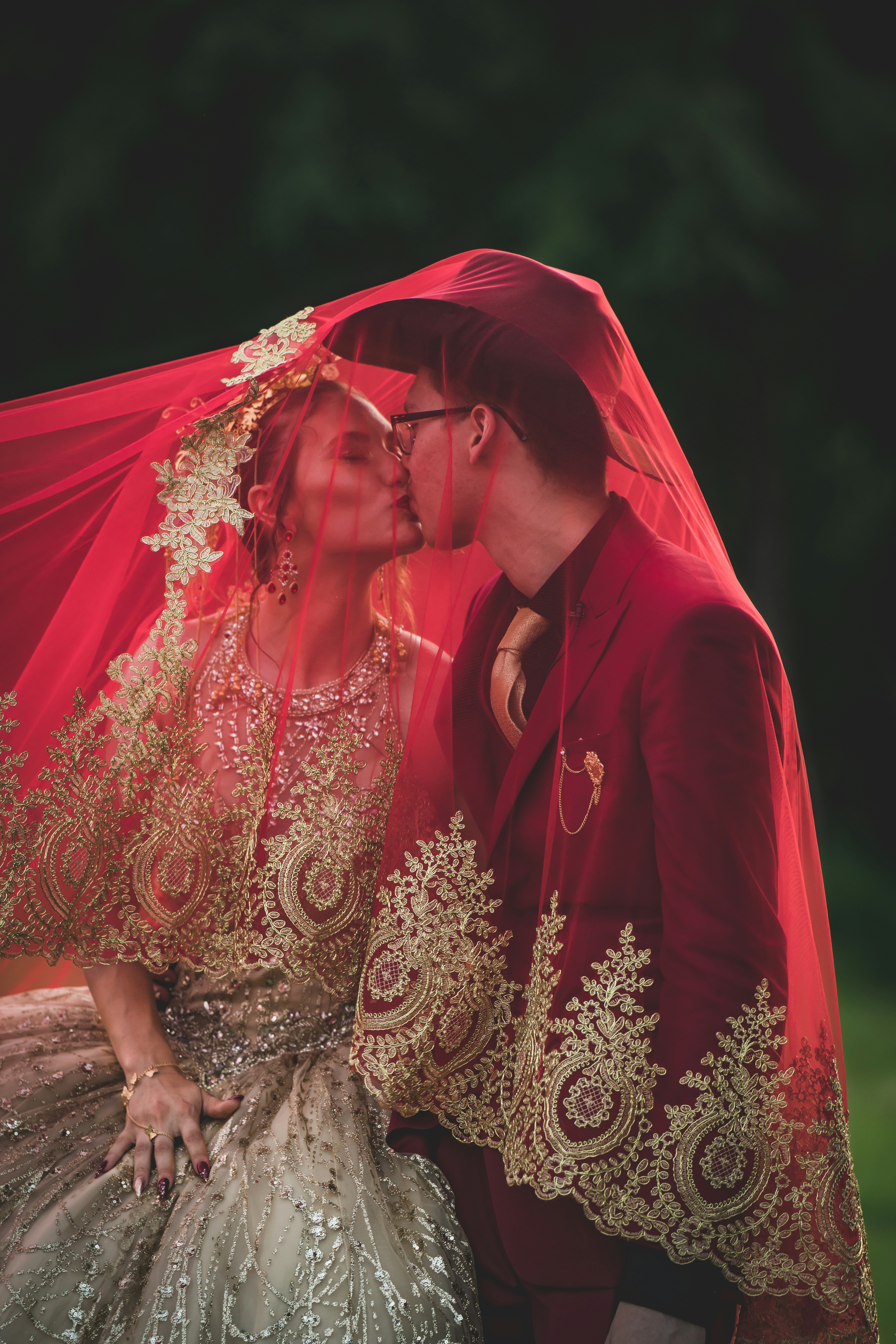 Frau in rot-weißem Blumenkleid mit rosa Regenschirm