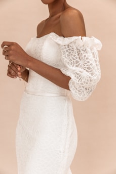 Femme de mariée avec un bouquet