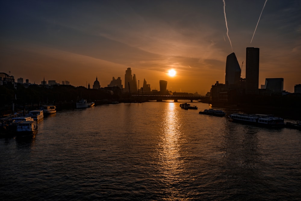 Silueta del horizonte de la ciudad durante la puesta del sol