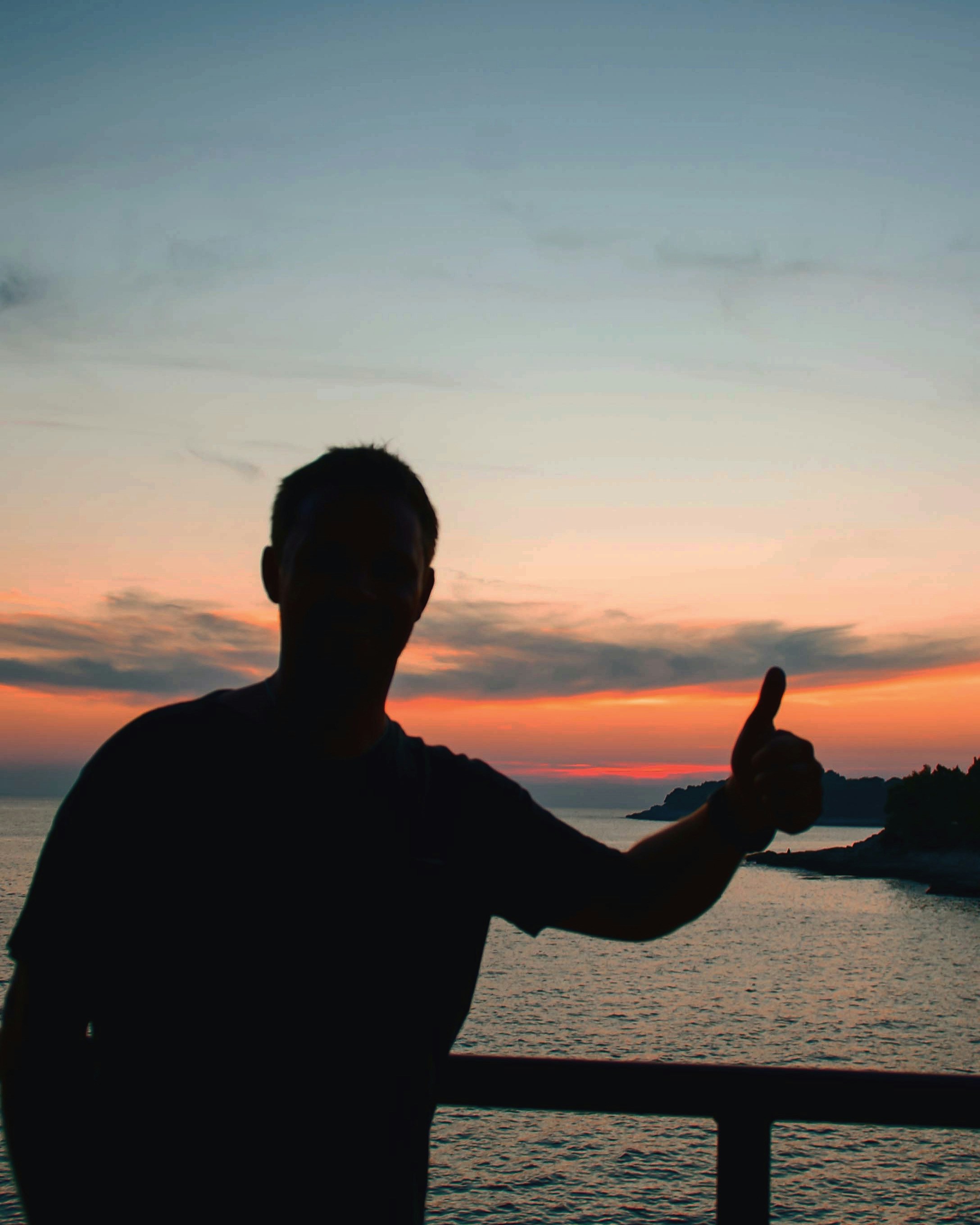 太陽を保持している男のシルエットの写真 Unsplashで見つける人の無料写真