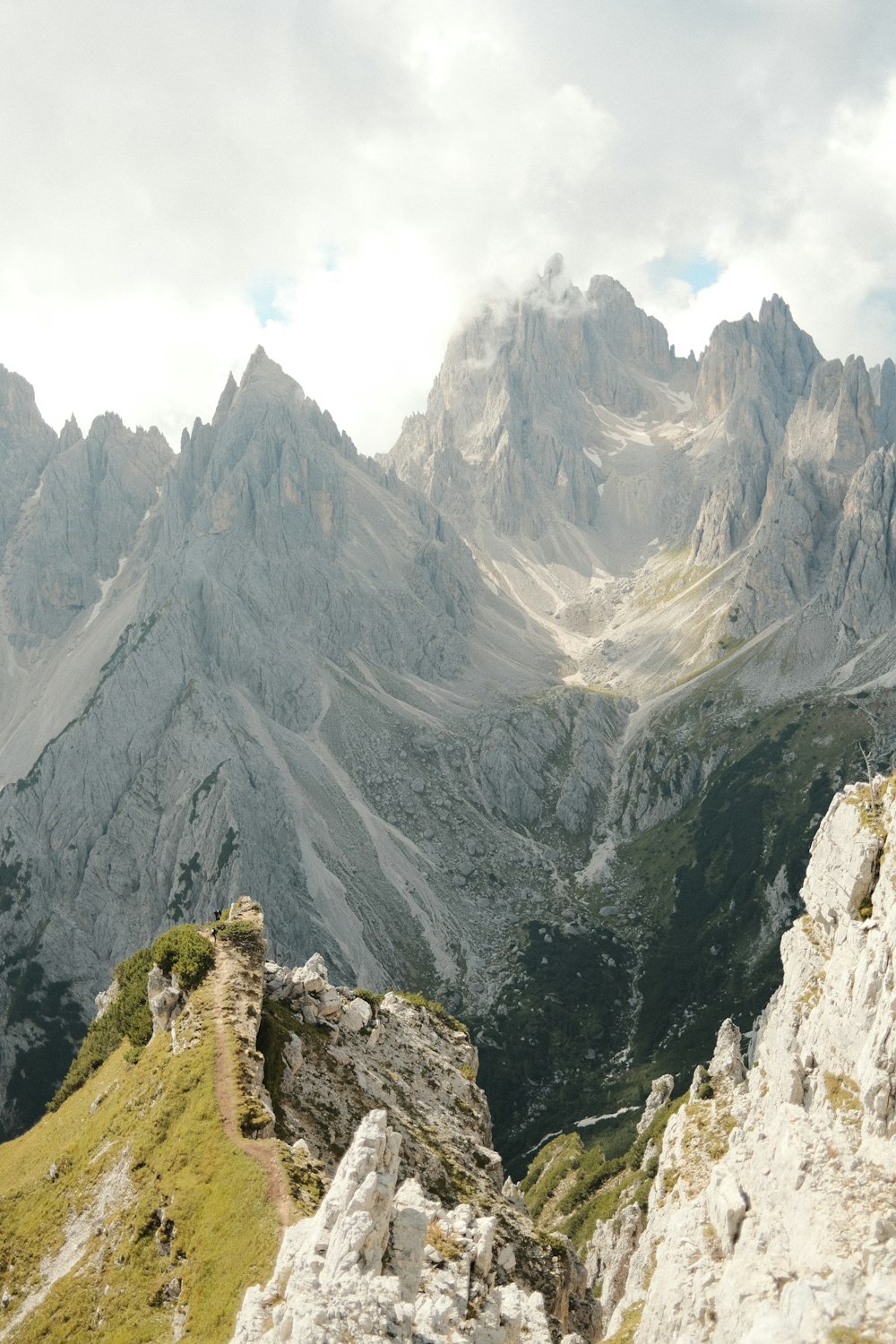 montagna rocciosa grigia sotto il cielo bianco durante il giorno