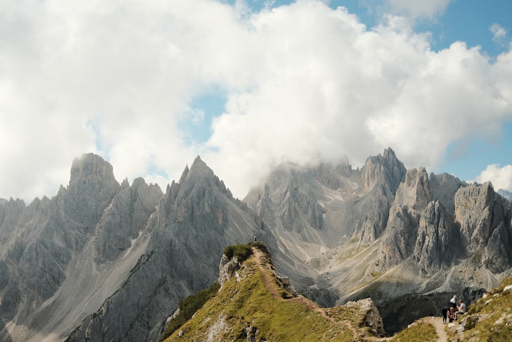 grüner und brauner Berg tagsüber unter weißen Wolken