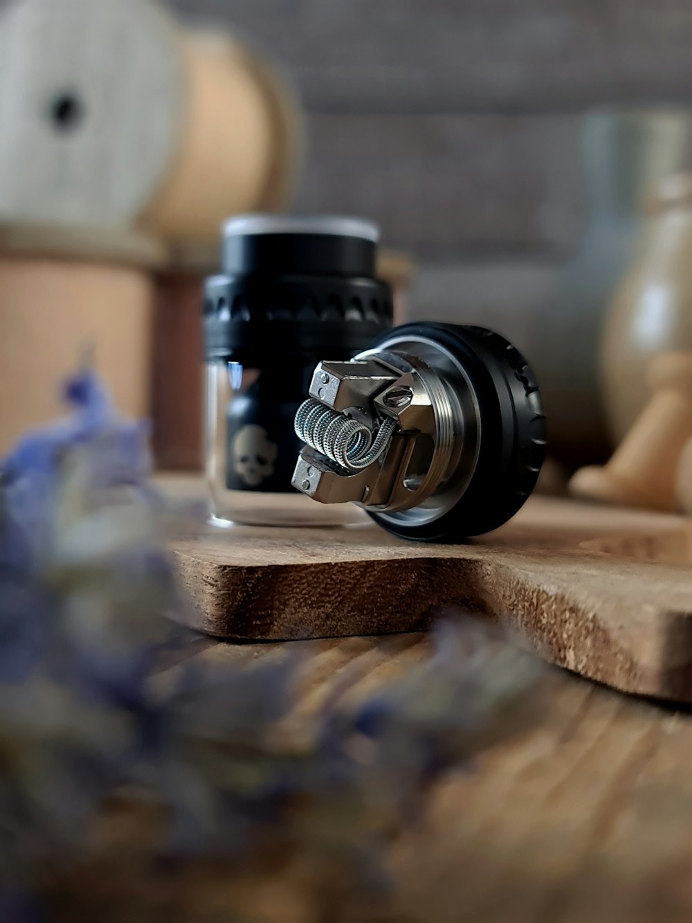 Obiettivo della fotocamera nero e argento su un tavolo di legno marrone