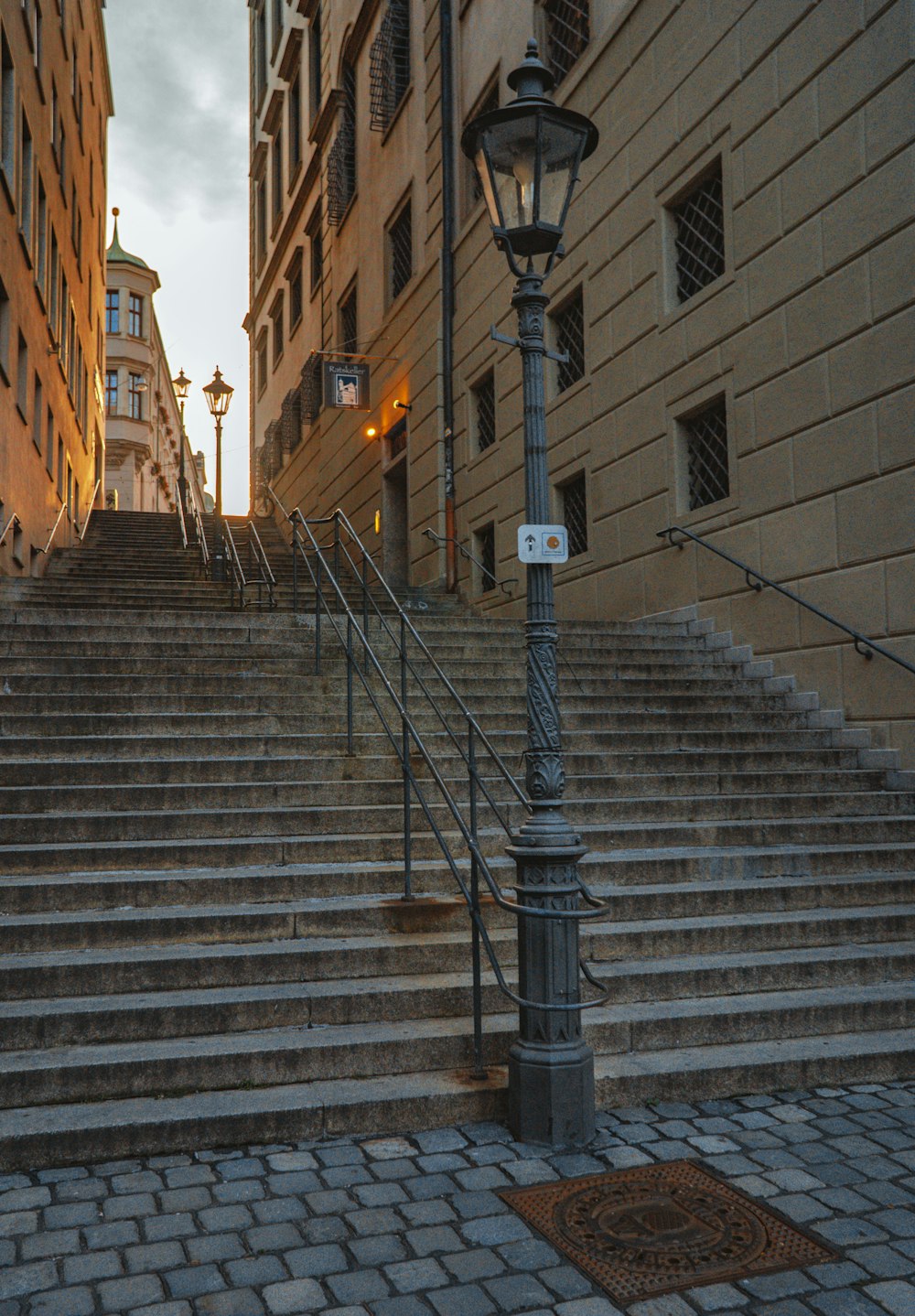 valla de metal negro en escaleras de hormigón gris