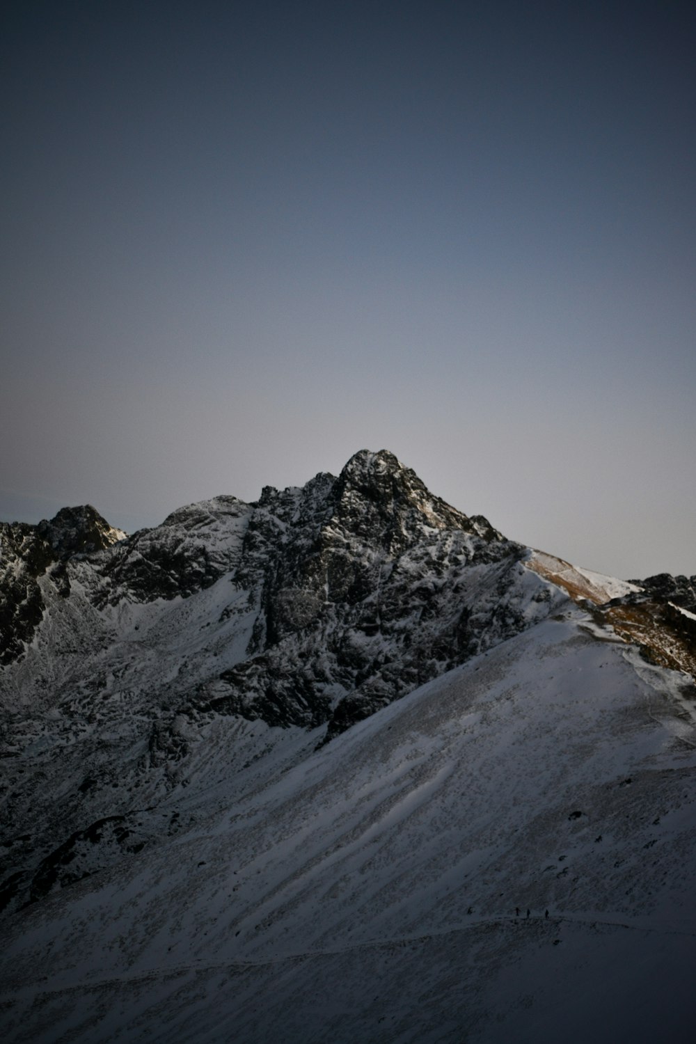 Montaña cubierta de nieve bajo el cielo azul durante el día
