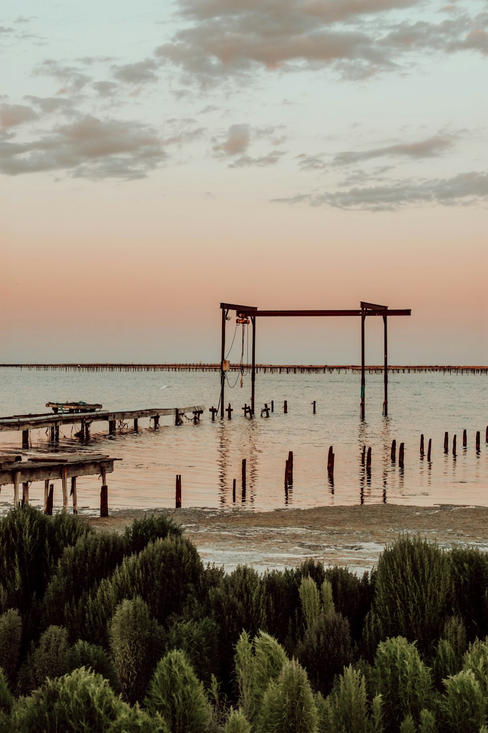 Braunes Holzdock auf See tagsüber