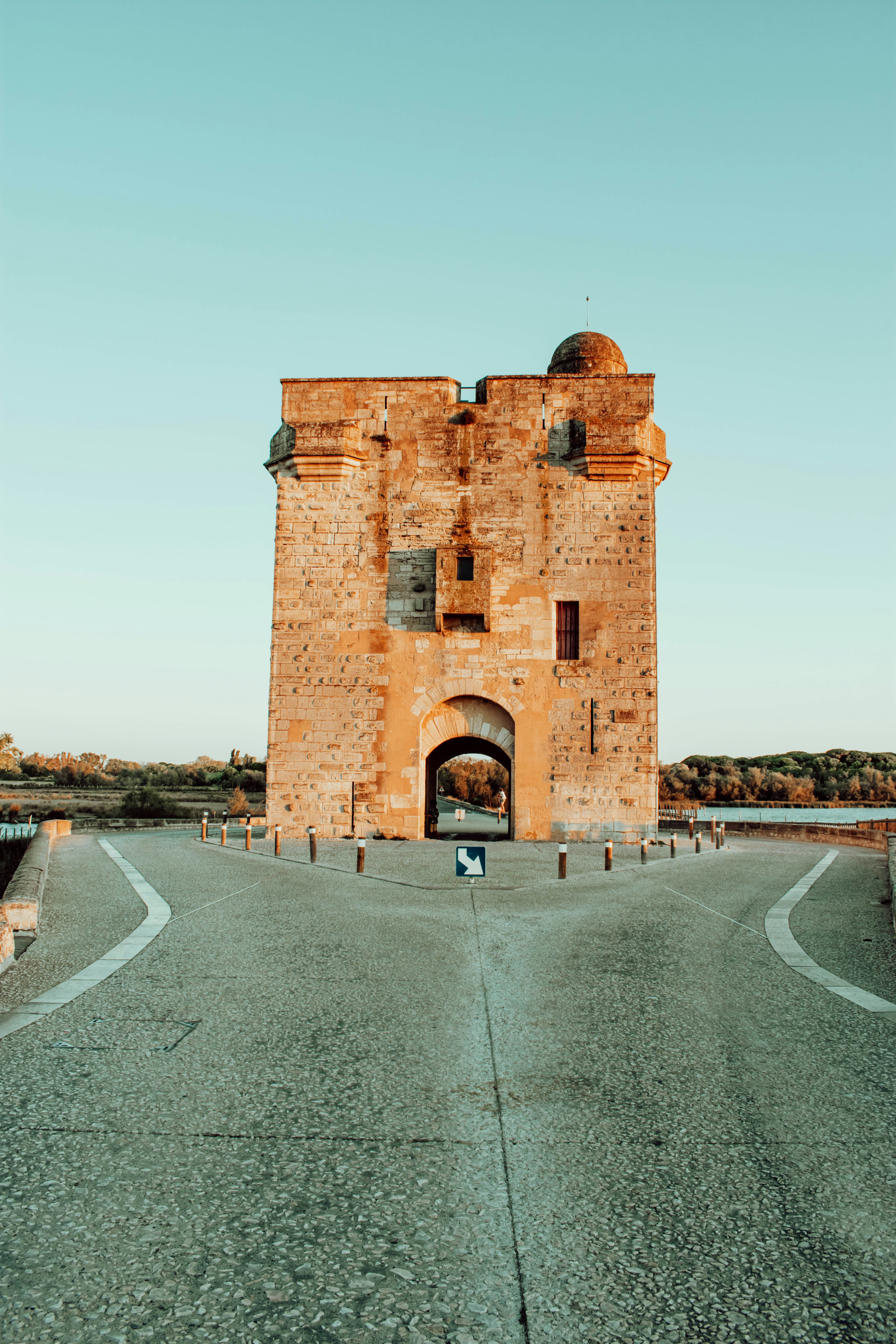Braunes Backsteingebäude in der Nähe der grauen Asphaltstraße tagsüber