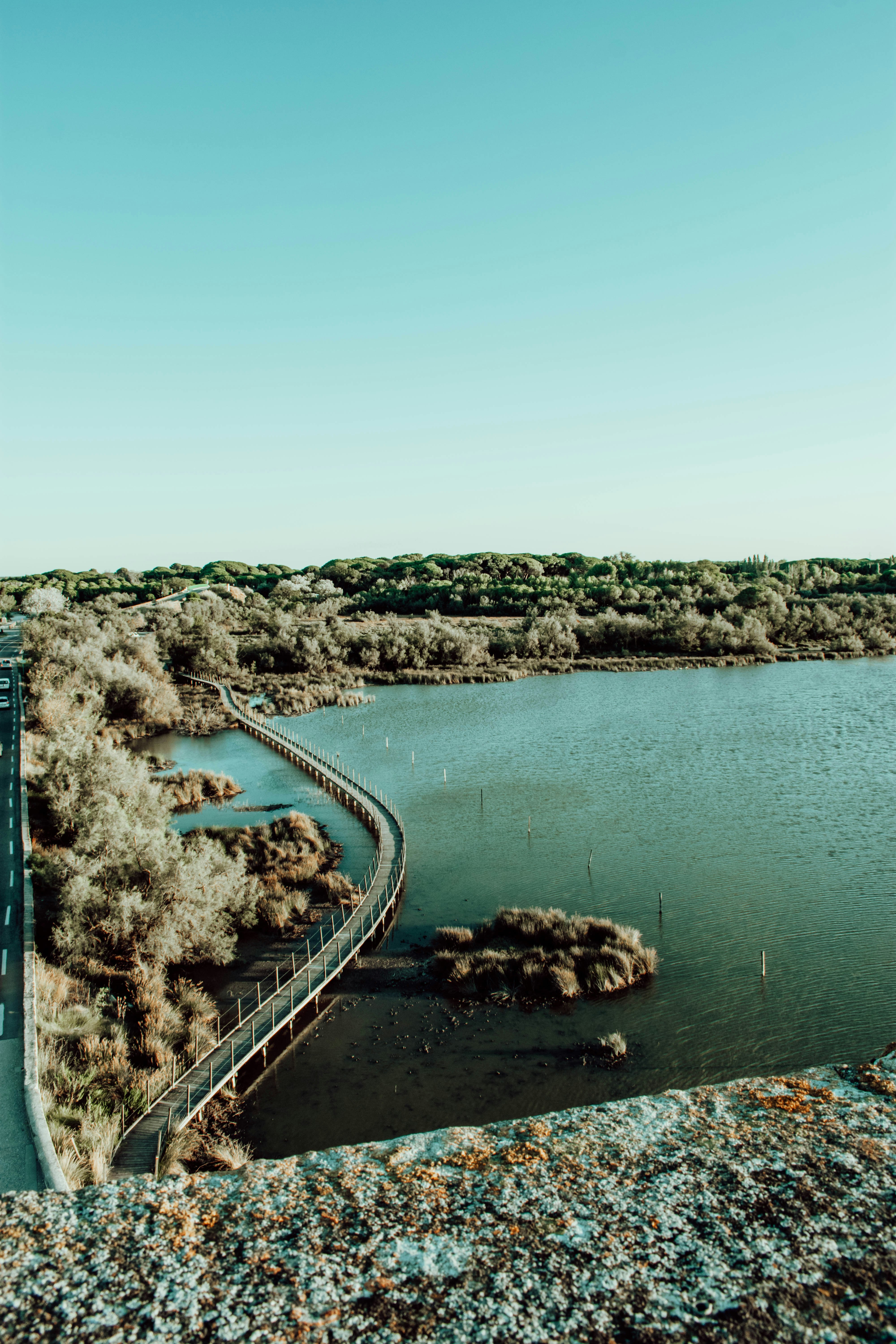 Luftaufnahme der Brücke über den Fluss tagsüber