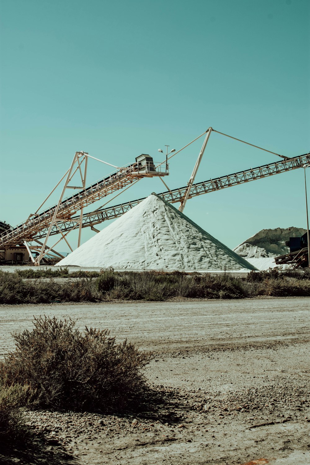 piramide bianca e blu vicino al campo di erba marrone durante il giorno