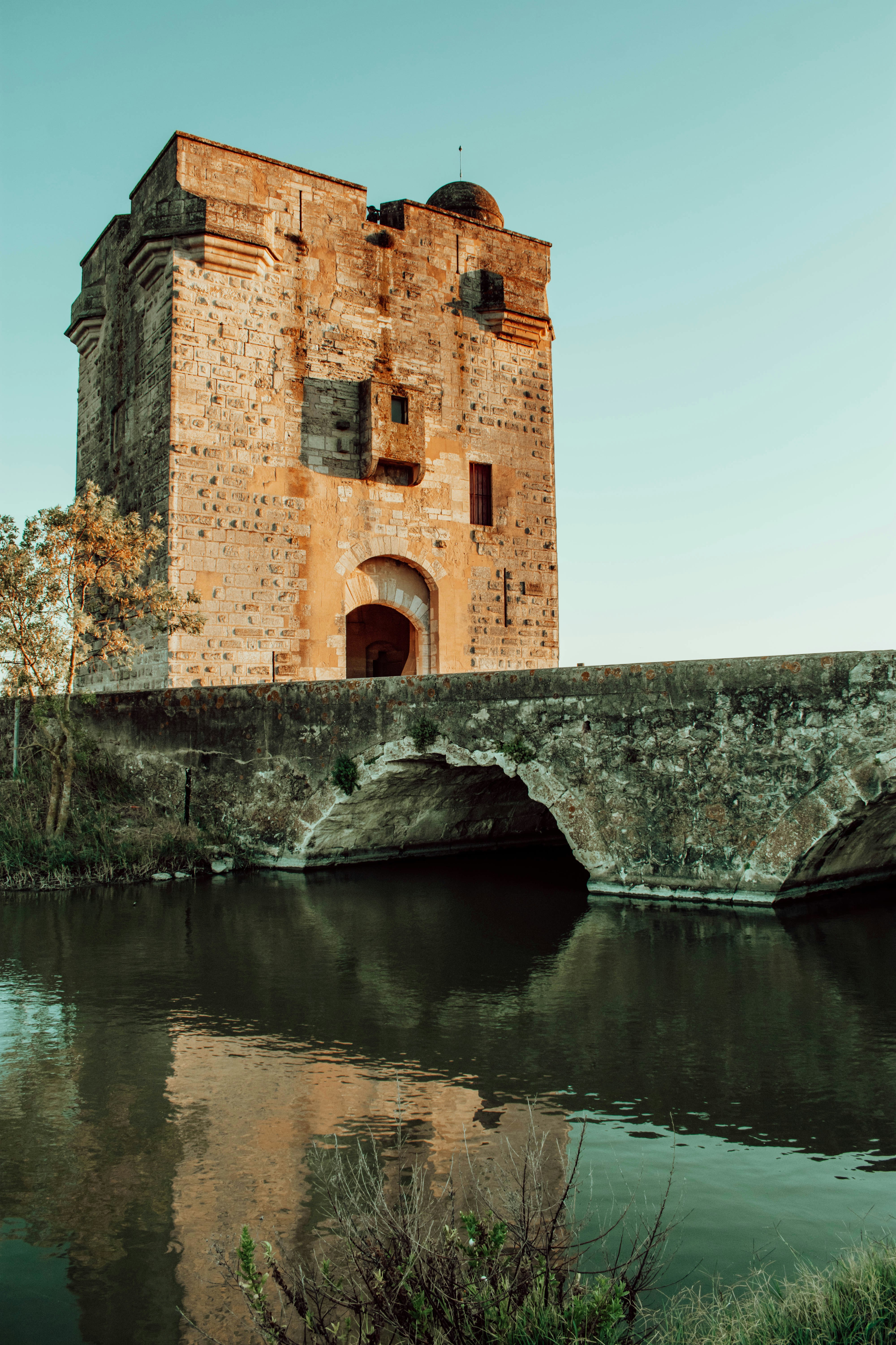 Braunes Betongebäude in der Nähe von Gewässern tagsüber