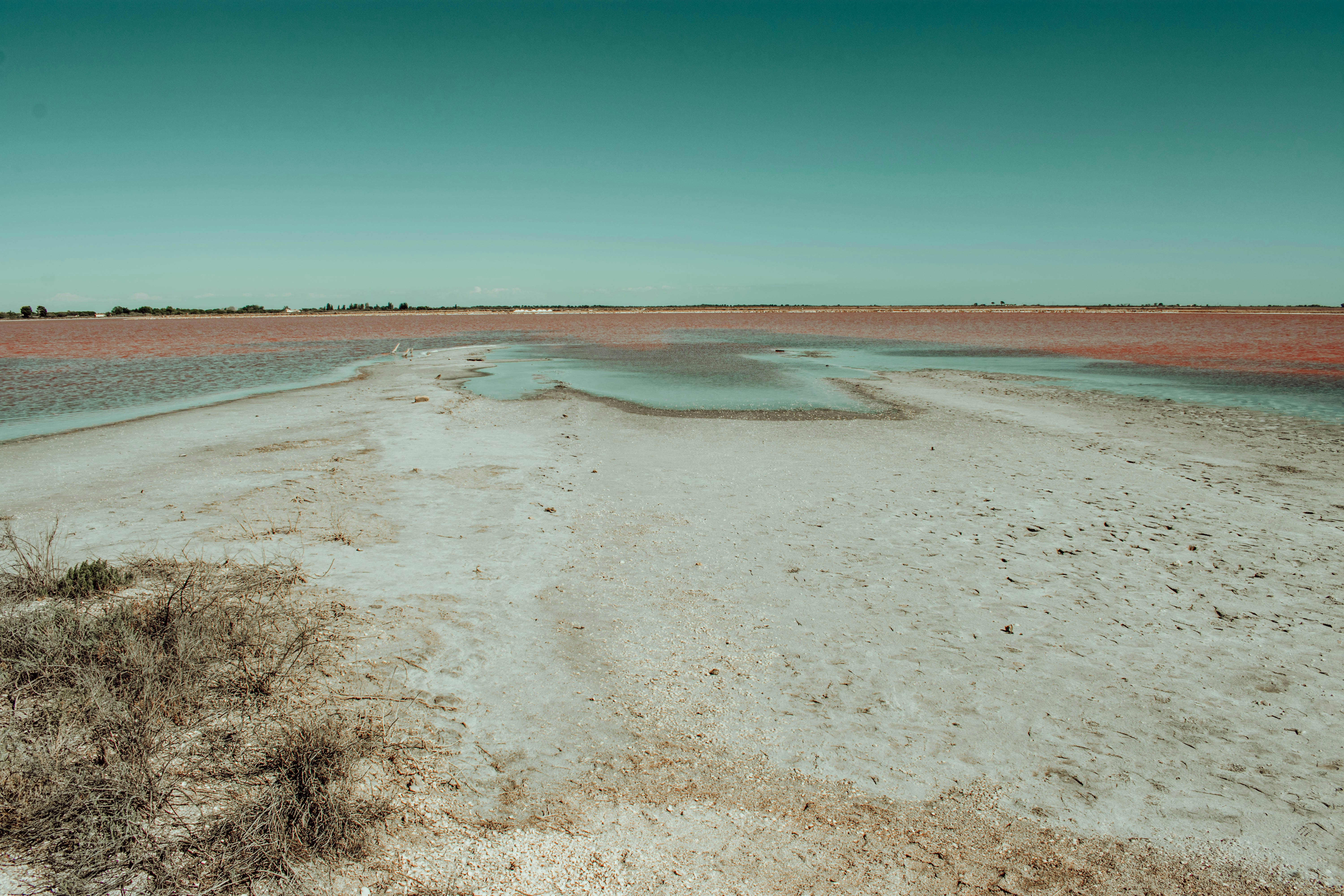 brauner Sand in der Nähe von Gewässern tagsüber