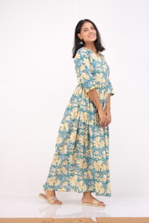 A happy customer wearing a dress from sizebutik.