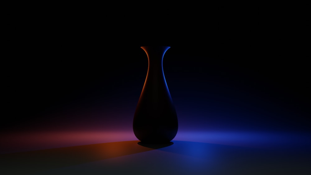 茶色の木製のテーブルに青い陶器の花瓶