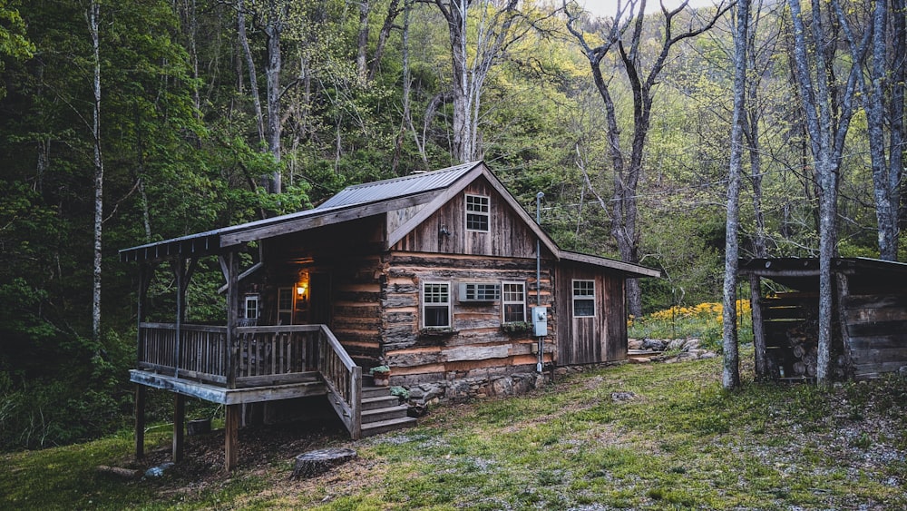 casa di legno marrone vicino agli alberi verdi durante il giorno