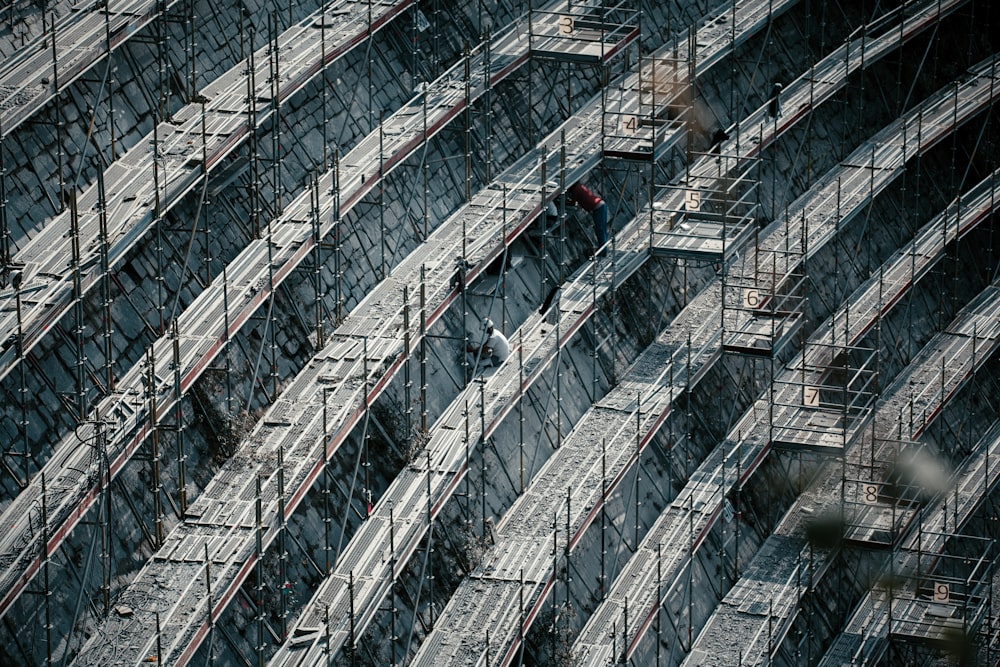 Estructura metálica gris y roja