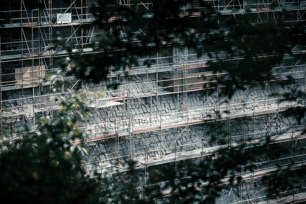 Estructura metálica blanca y roja