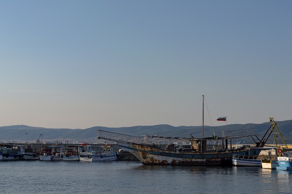 Braunes und weißes Boot tagsüber auf dem Wasser