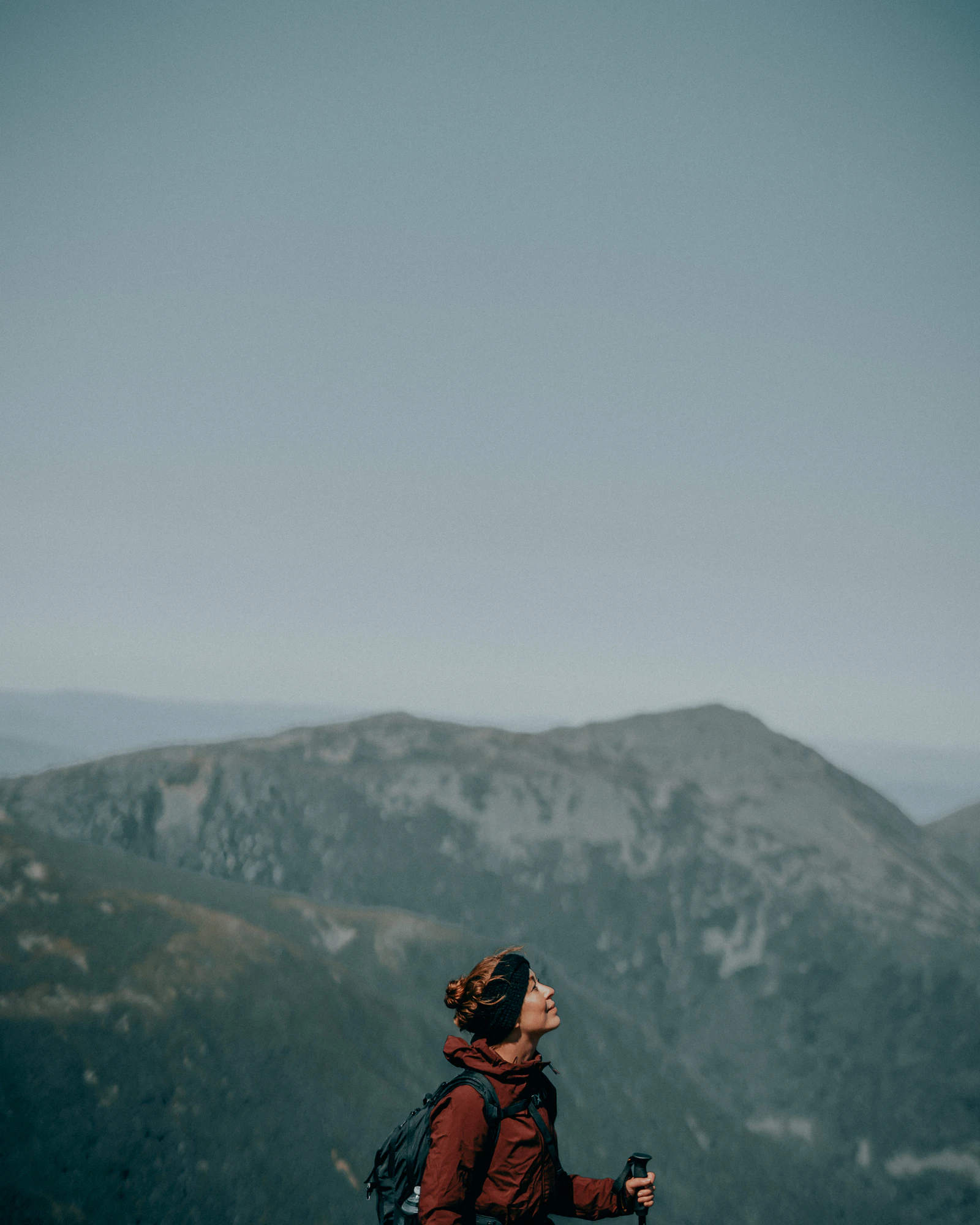 Personne marchant en pleine nature sur un sentier de montagne