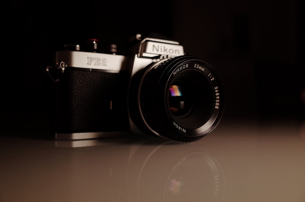 Fotocamera reflex digitale Canon nera e argento