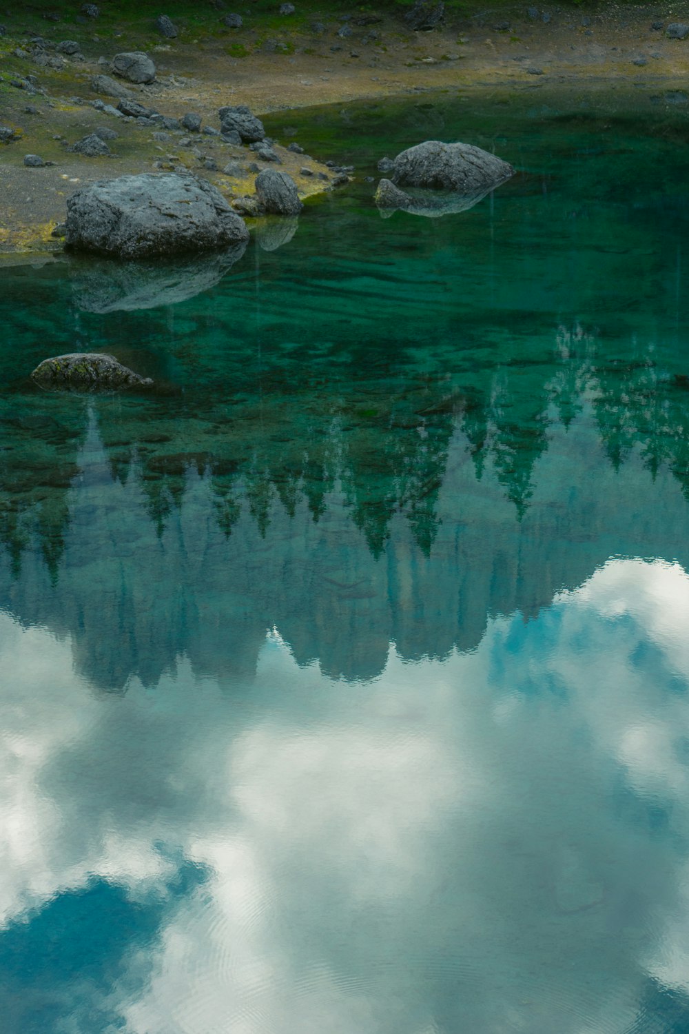 Plan d’eau sous des nuages blancs