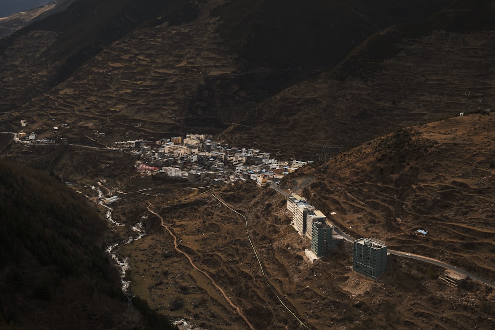 Luftaufnahme von Stadtgebäuden auf Bergen tagsüber
