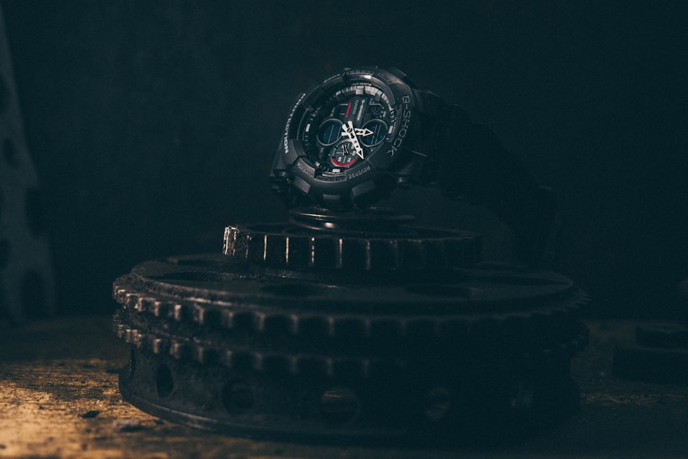 Reloj redondo negro y plateado