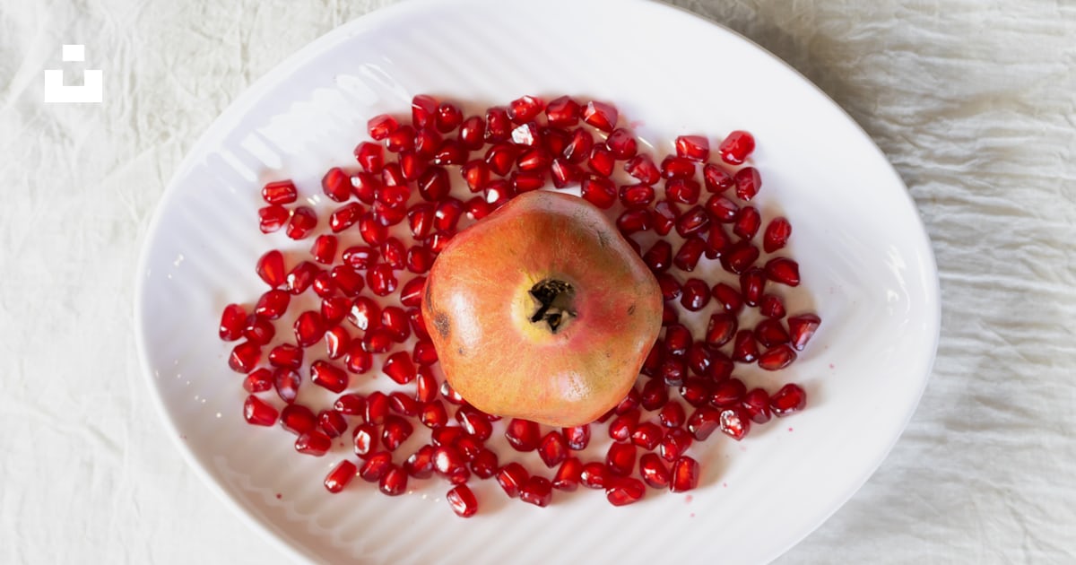 Fruits ronds rouges sur assiette en céramique blanche photo – Photo ...