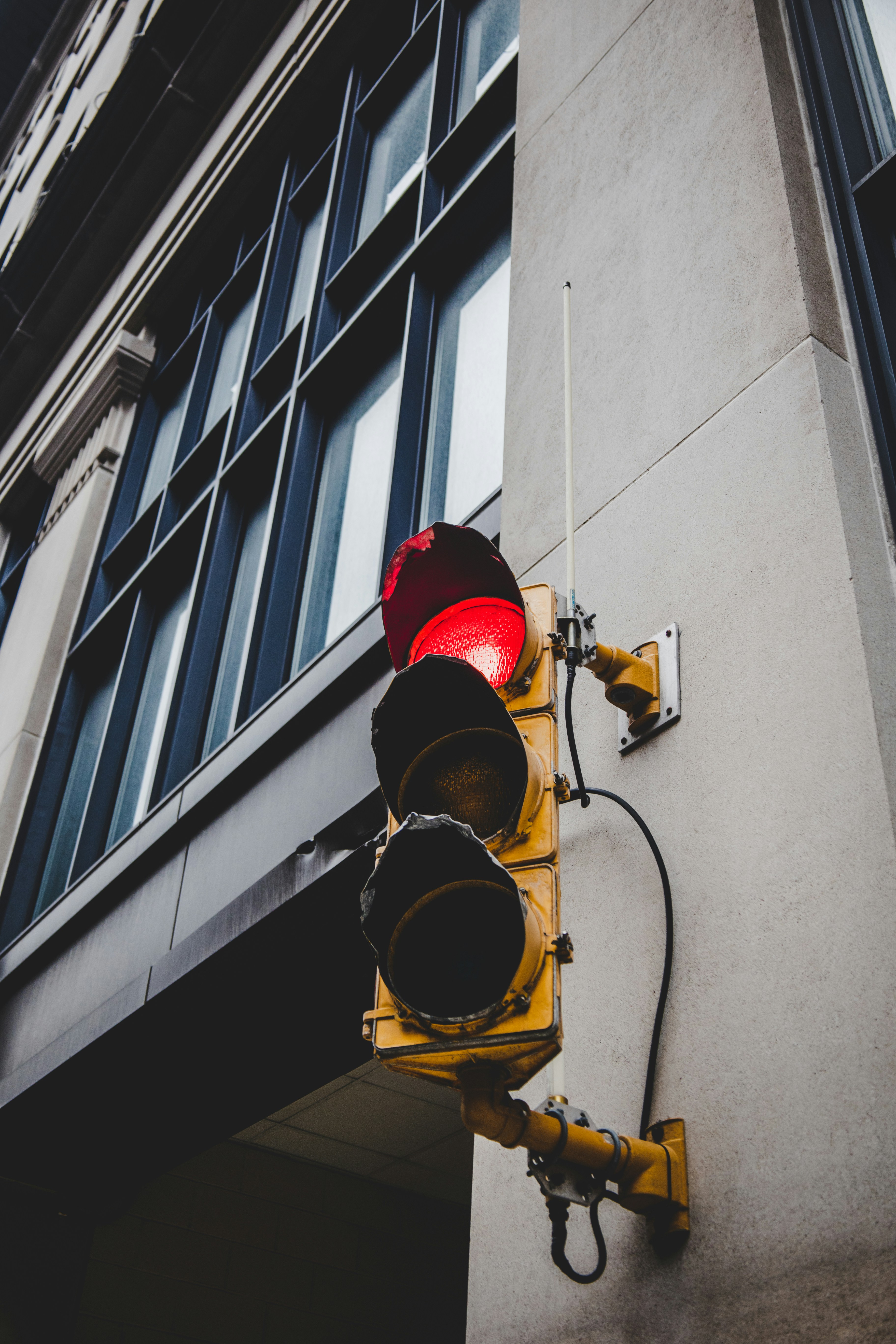 赤と黒の信号機の写真 Unsplashで見つけるボストンの無料写真