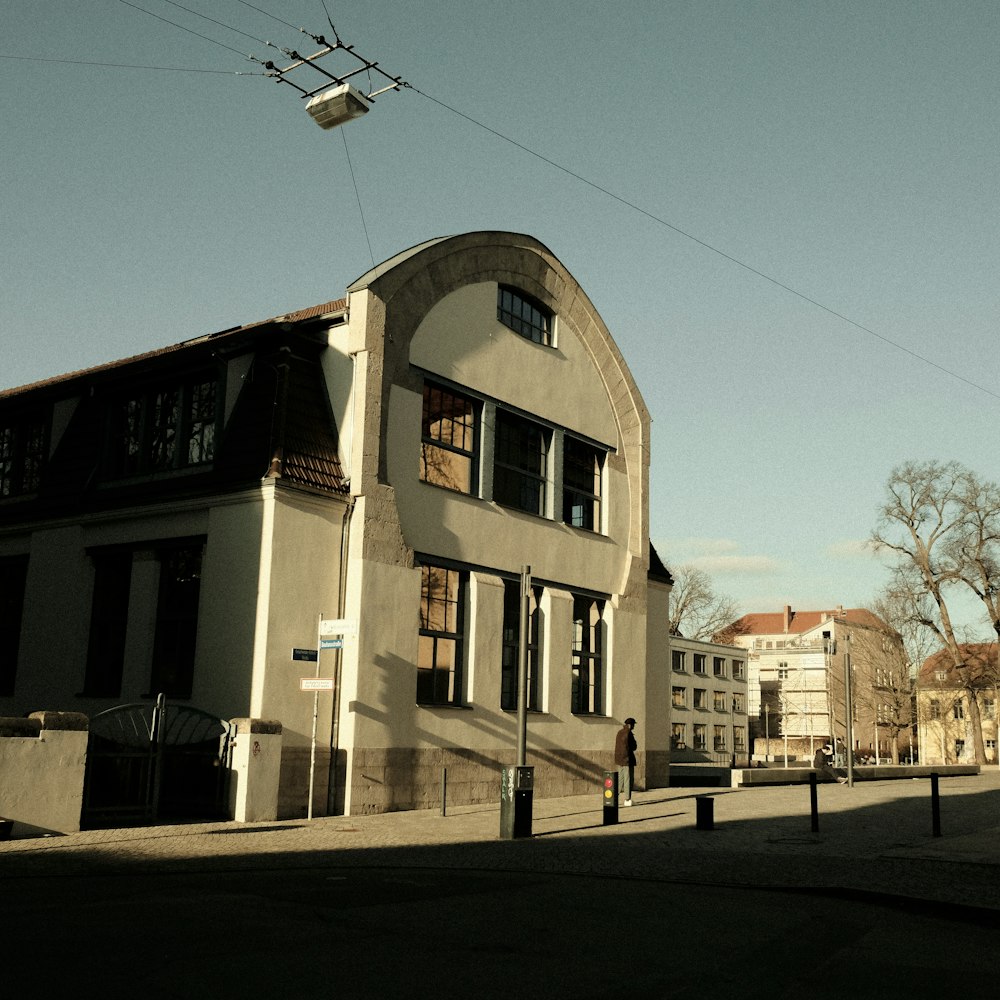 edificio in cemento marrone durante il giorno