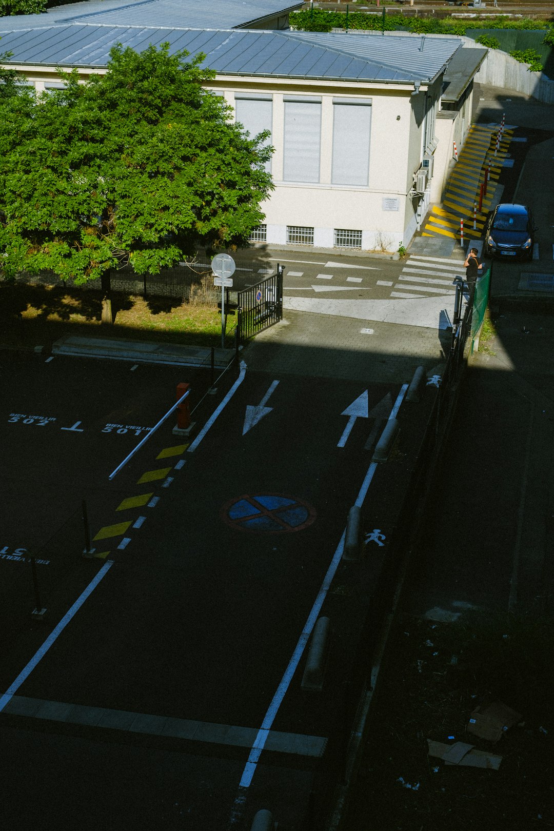 black car parked beside white building during daytime