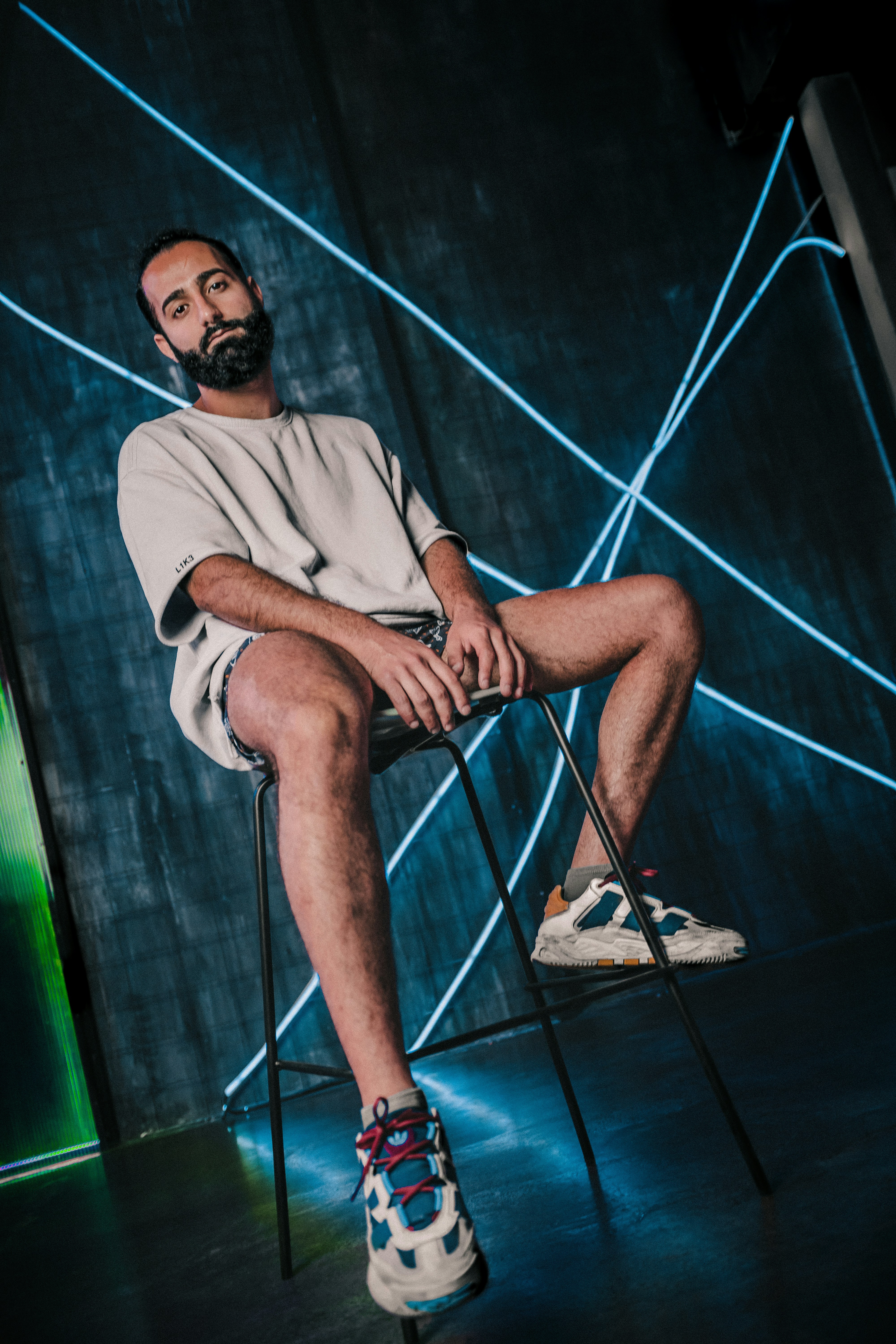 hombre en camisa de vestir blanca sentado en la silla