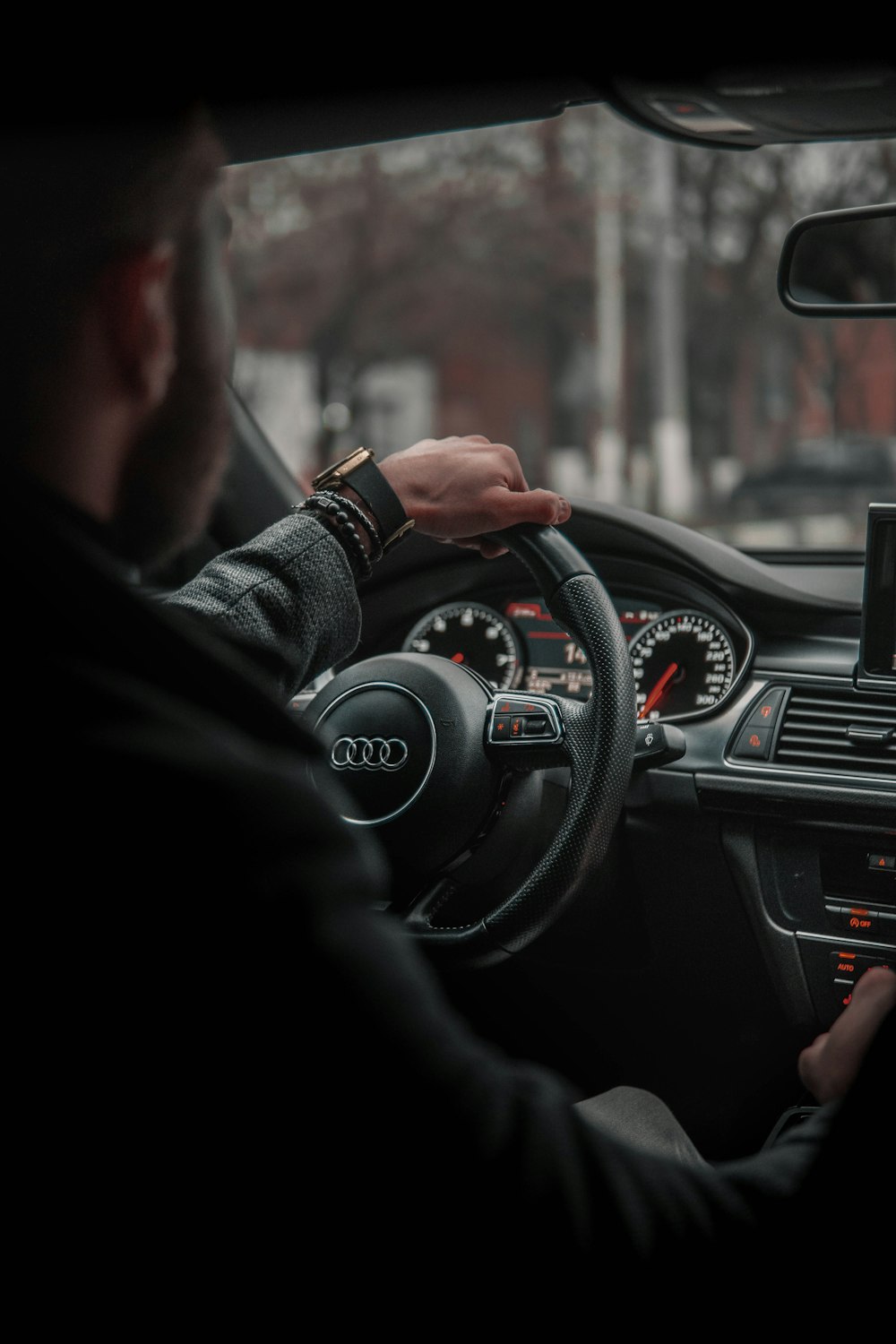 personne conduisant une voiture pendant la journée