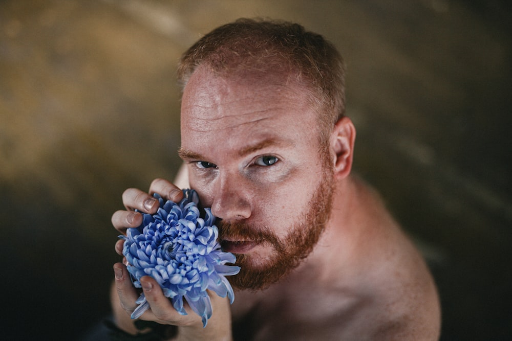 hombre con polvo azul en la cara