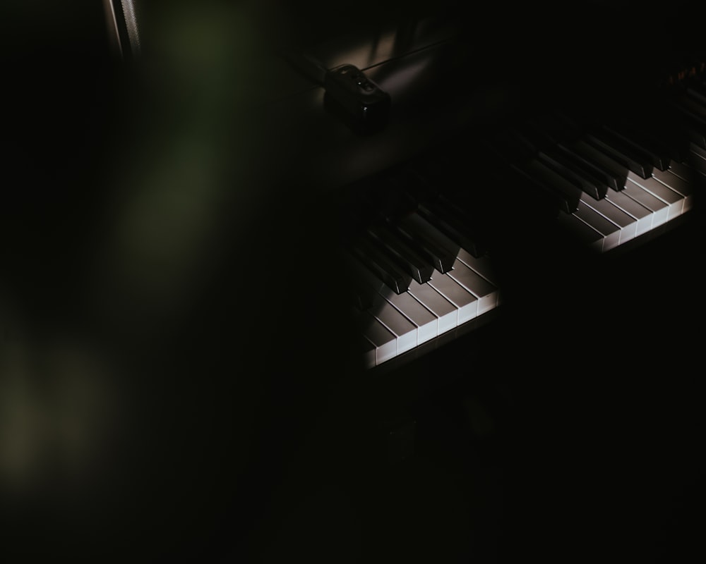 touches de piano noir et blanc