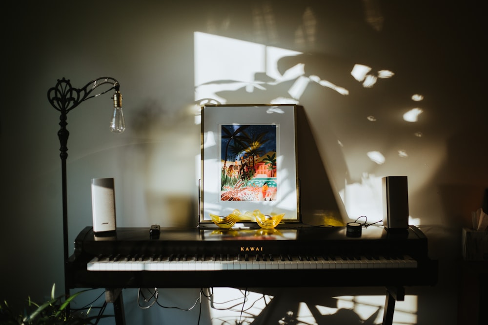 Silberner Imac auf braunem Holztisch