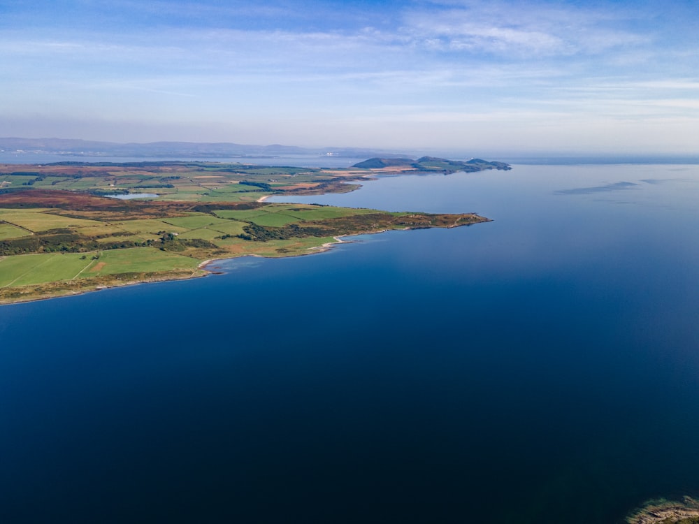 una veduta aerea di un grande specchio d'acqua