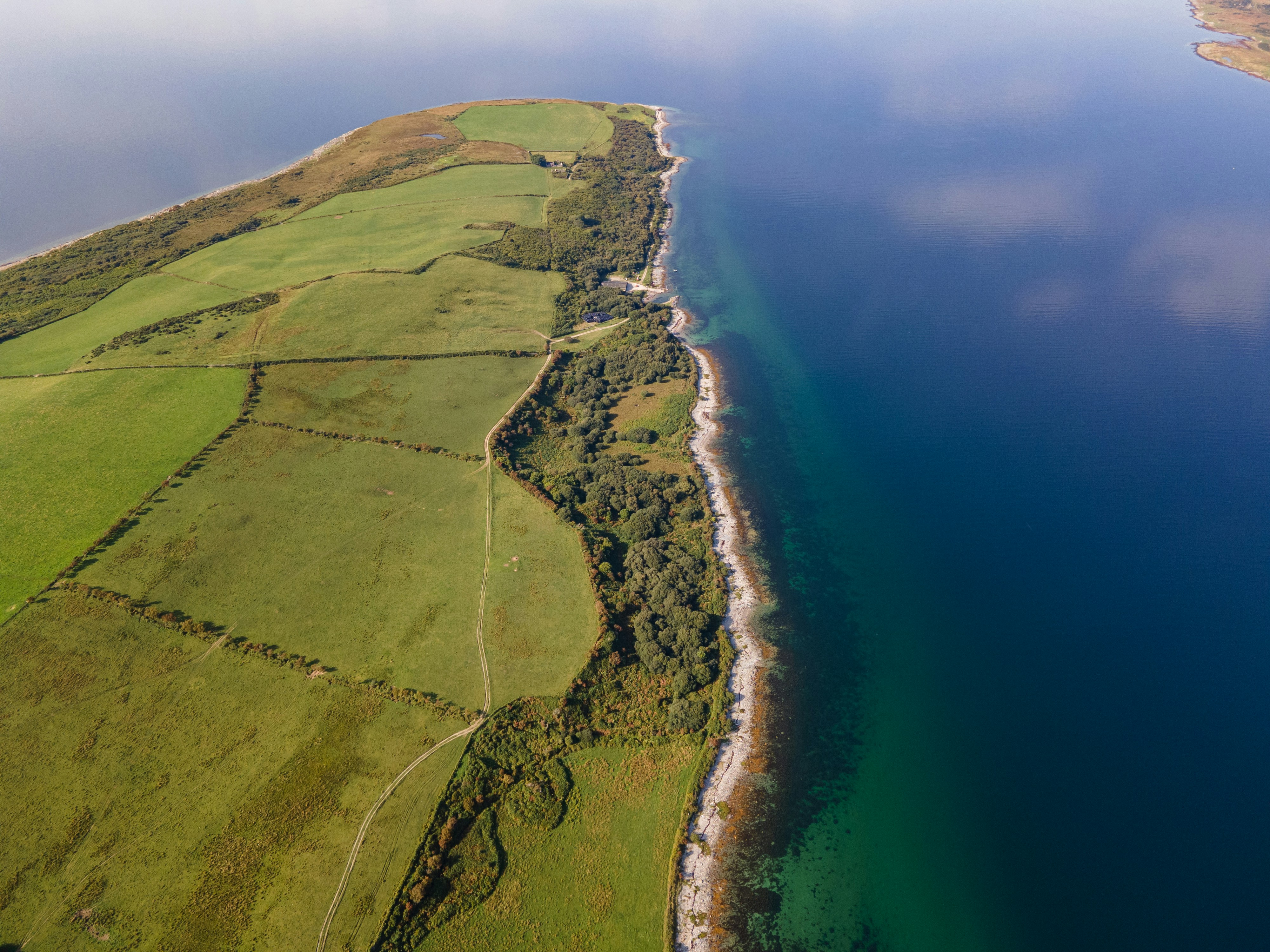 Luftaufnahme eines großen Gewässers