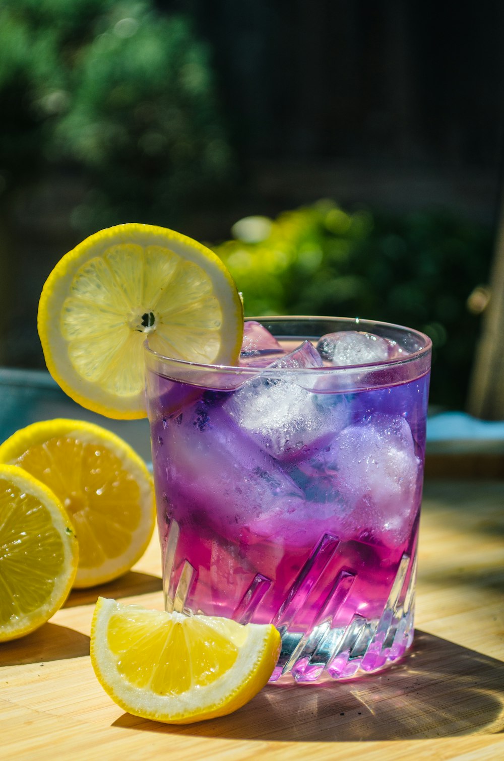 a glass of lemonade with ice and lemon slices