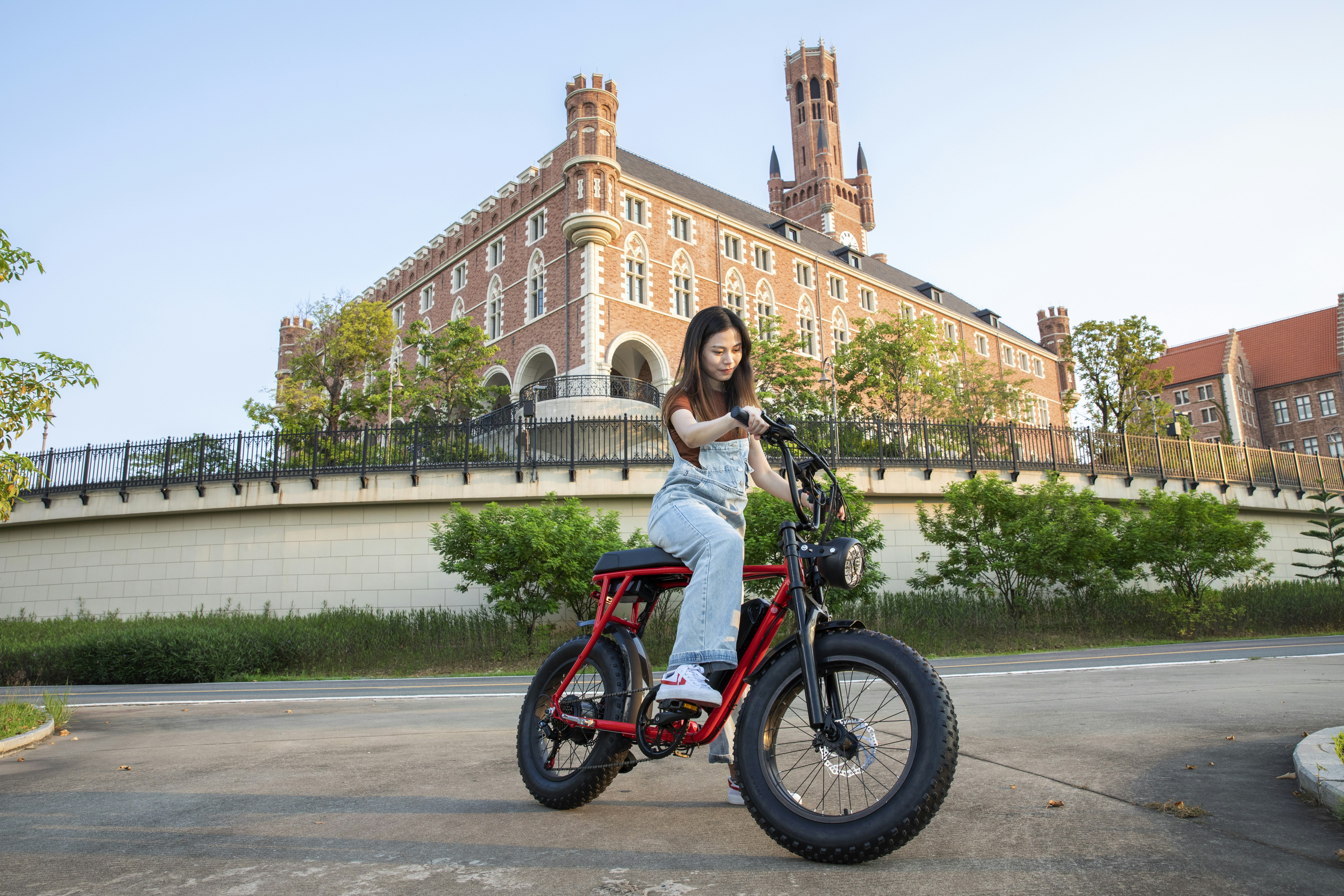 Eine Frau sitzt auf einem roten Fahrrad