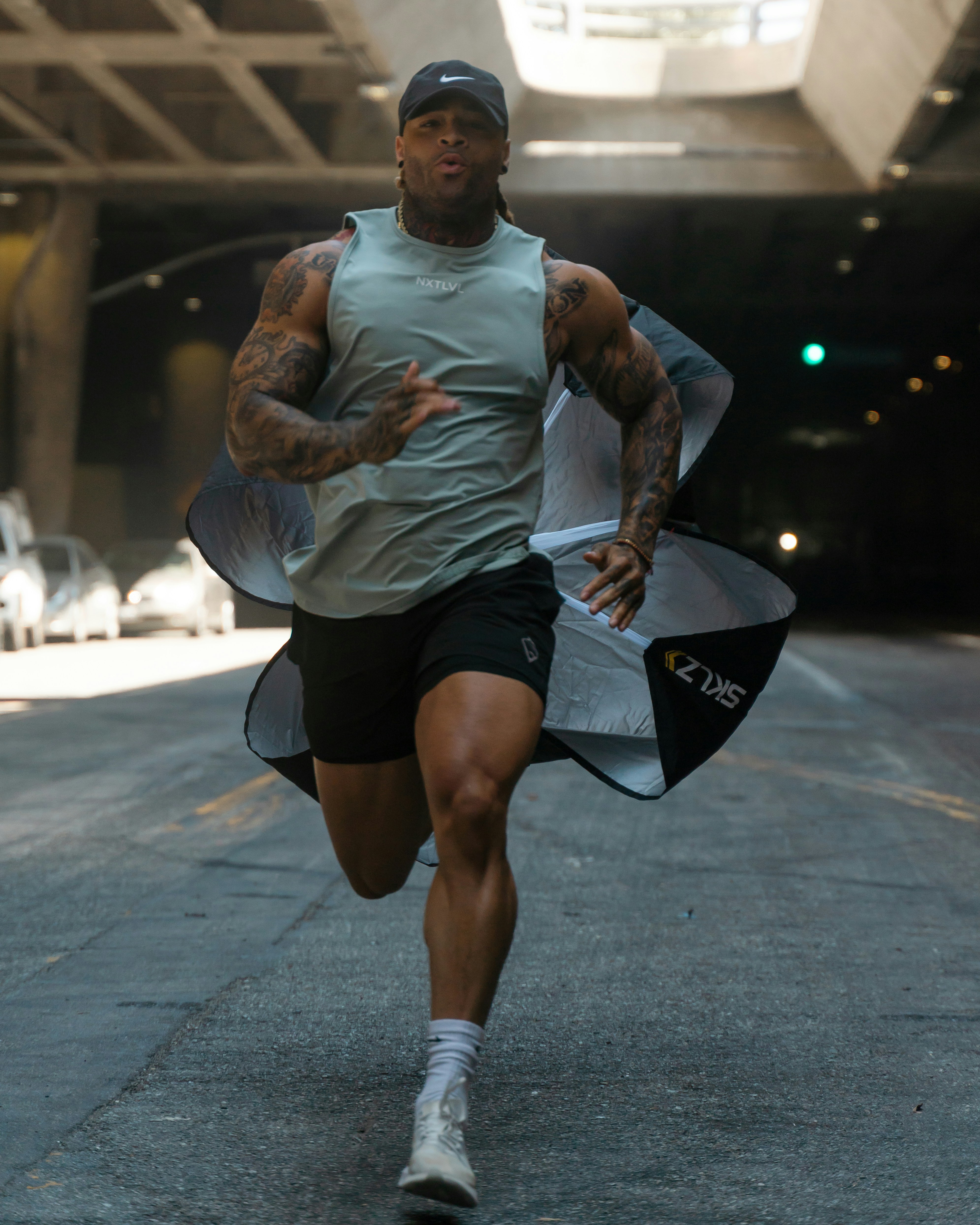 Ein Boxer, der im Freien Intervalltraining absolviert