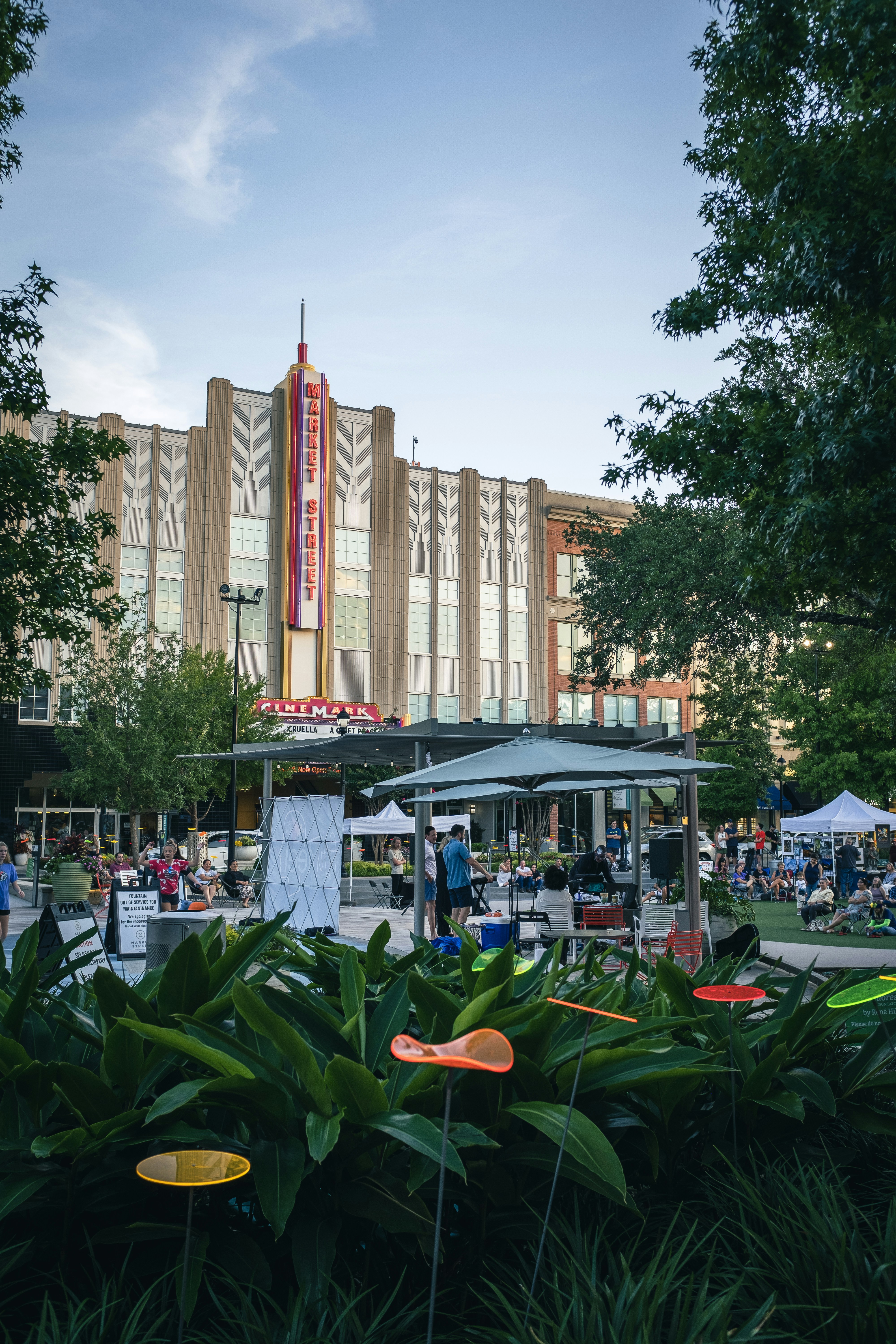 auto parcheggiate davanti all'edificio durante il giorno
