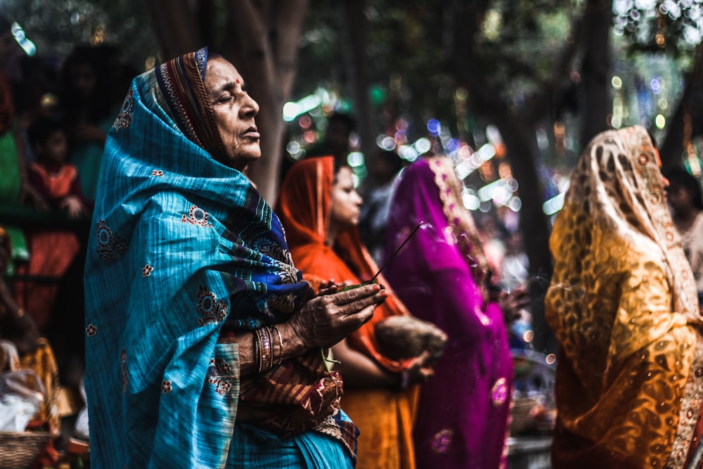 Gente con vestido tradicional azul y marrón