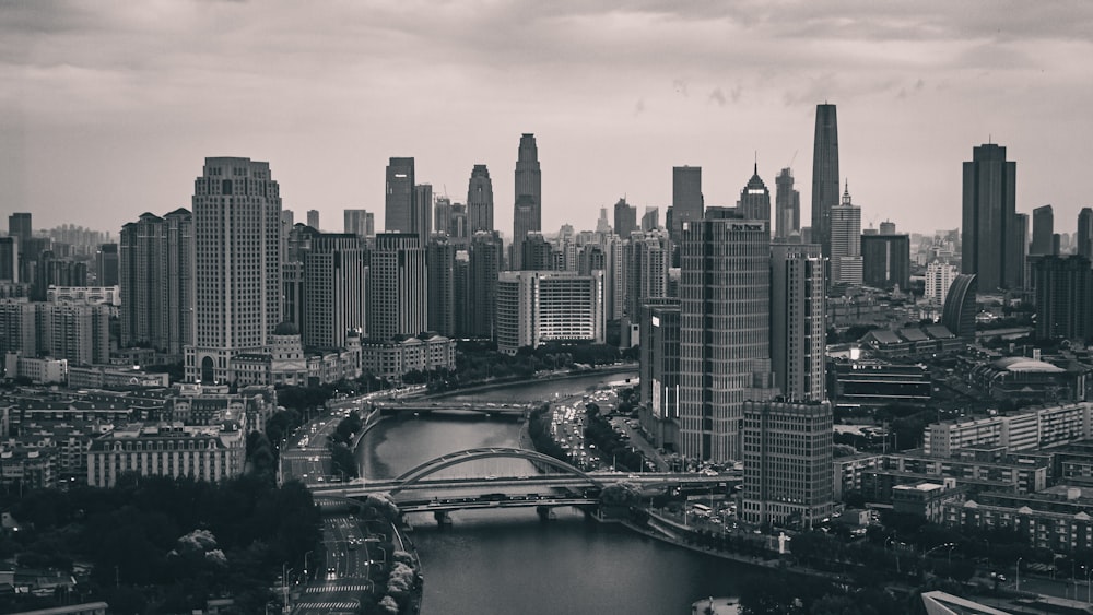 Graustufenfoto der Skyline der Stadt