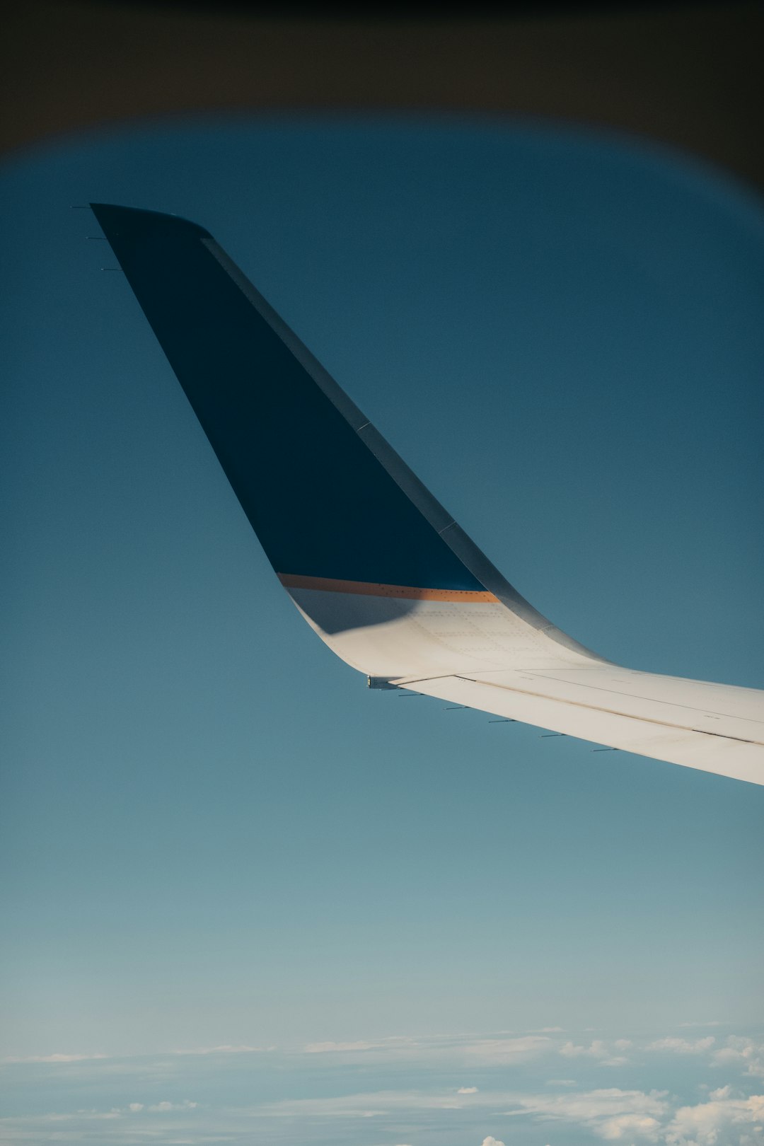 white and black airplane wing during daytime