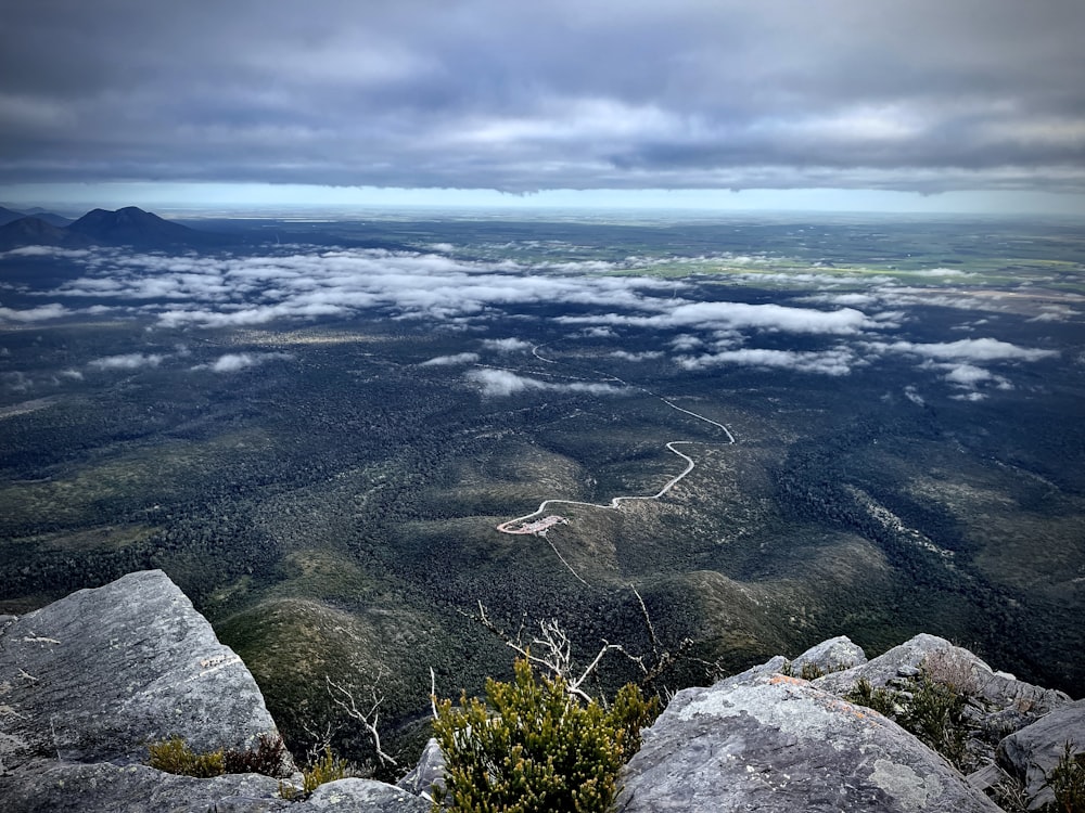 costa rocosa gris bajo el cielo nublado blanco durante el día