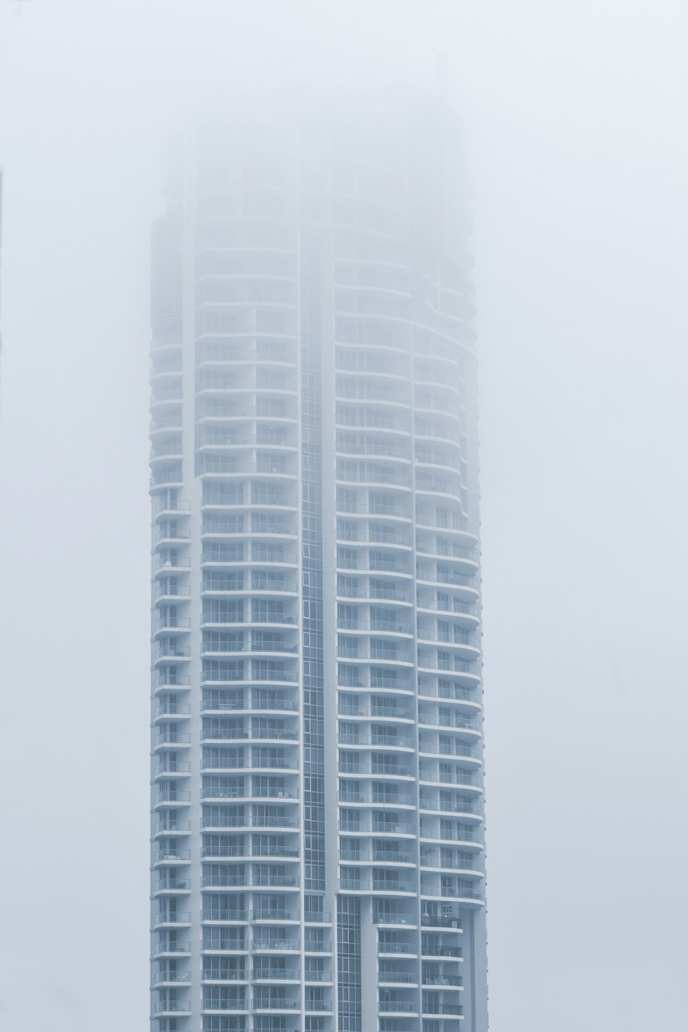 edifício de concreto branco durante o dia